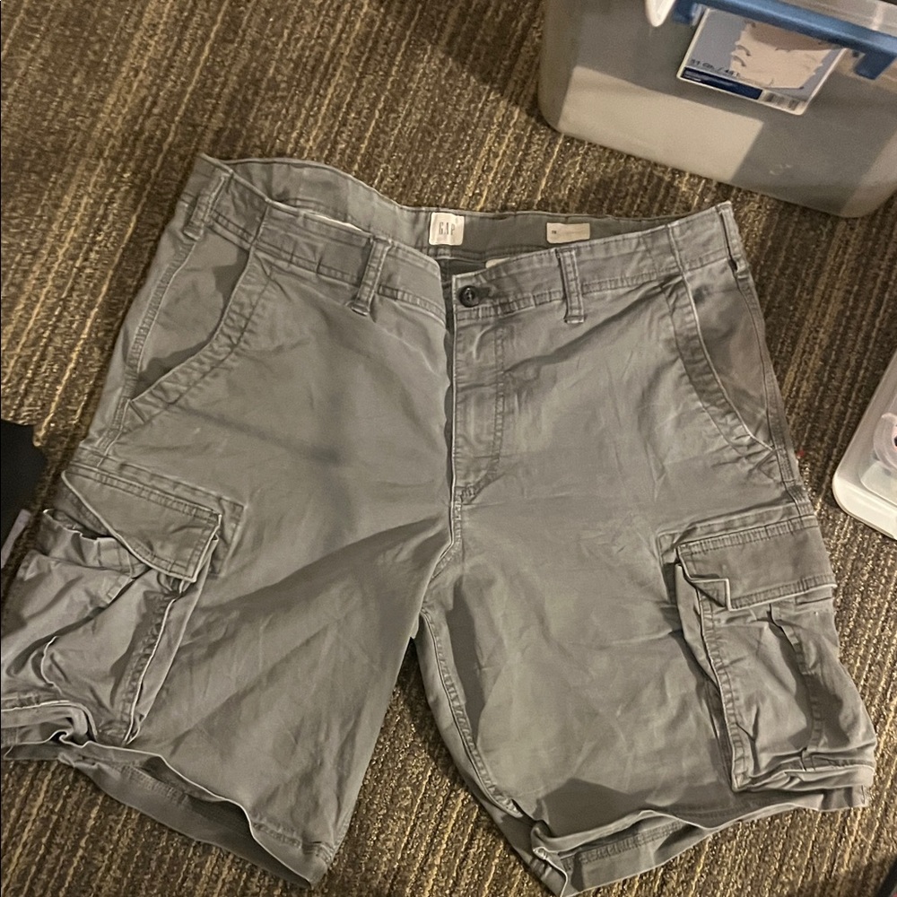 GAP Men's Light Gray Cargo Shorts